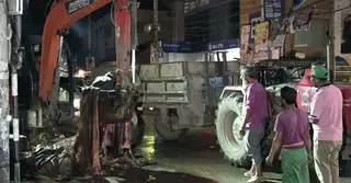 ক্রেতা সংকটে মৌসুমি ব্যবসায়ীদের ফেলে যাওয়া চামড়া অপসারণ